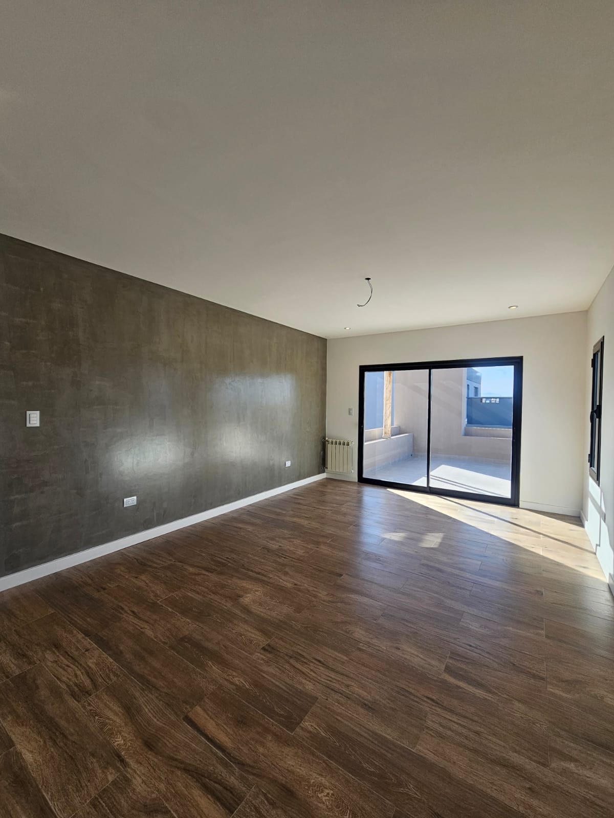 Porcelanato, madera o microcemento - JAR Constructora Salta